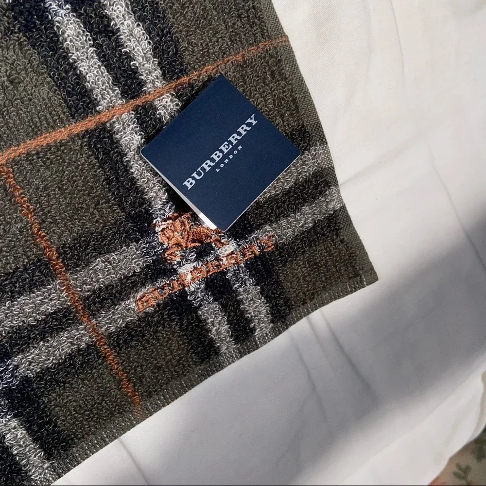 Burberry hand towel set